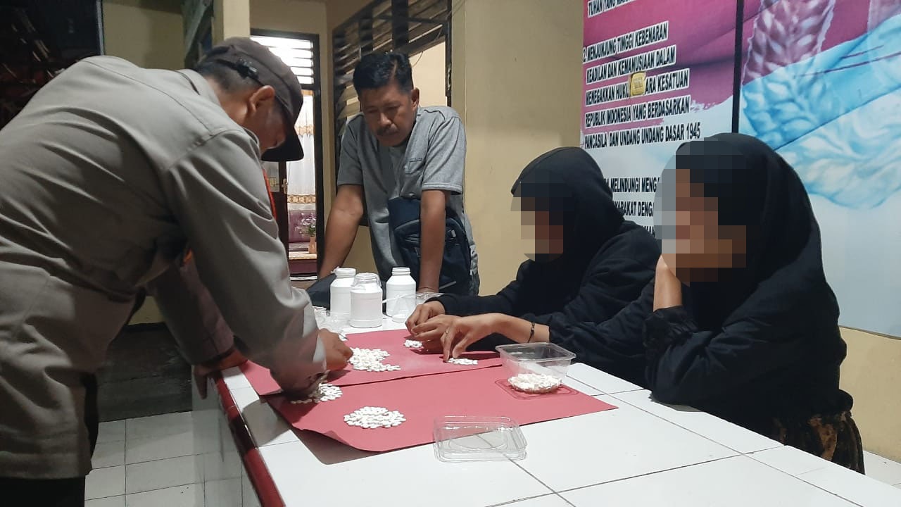 THD IRT inisial AR (28), dan seorang pelajar wanita inisial DA (18), diamankan Polsek Batui, Polres Banggai, Foto Dok : Humas Polda Sulteng