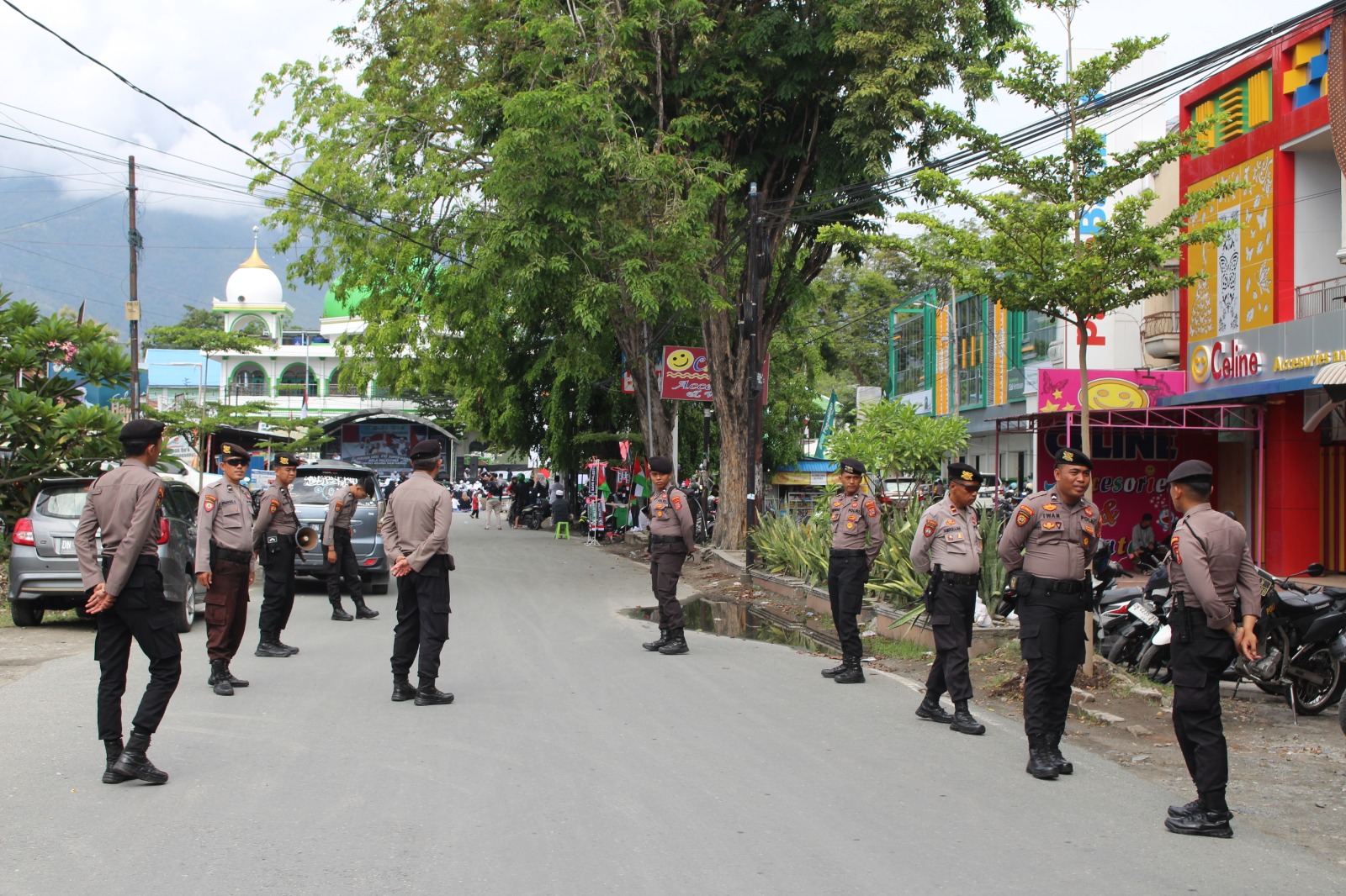 250 Personel kepolisian dari gabungan Polda Sulteng dan Polresta Palu memberikan pengawalan dan pengamanan Aksi Super Damai 212 di Kota Palu. Foto : Humas Polda Sulteng