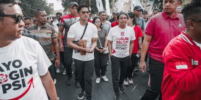 Ketum PSI, Kaesang Pangarep bersama pengurus saat safari ke KUpang NTT. Foto Dok: Instagram kaesangp