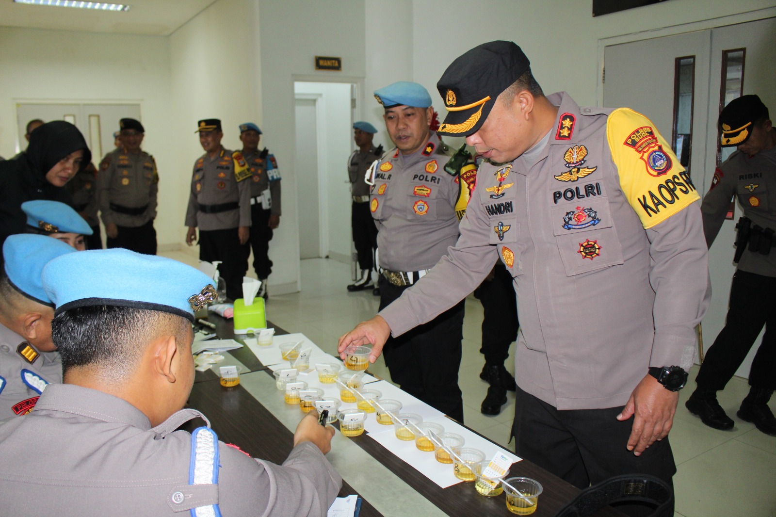 Wakapolda Sulteng, Brigjen Pol Soeseno Noerhandoko, memimpin langsung pelaksanaan tes urine anggotanya. Foto Dok: Humas Polda Sulteng