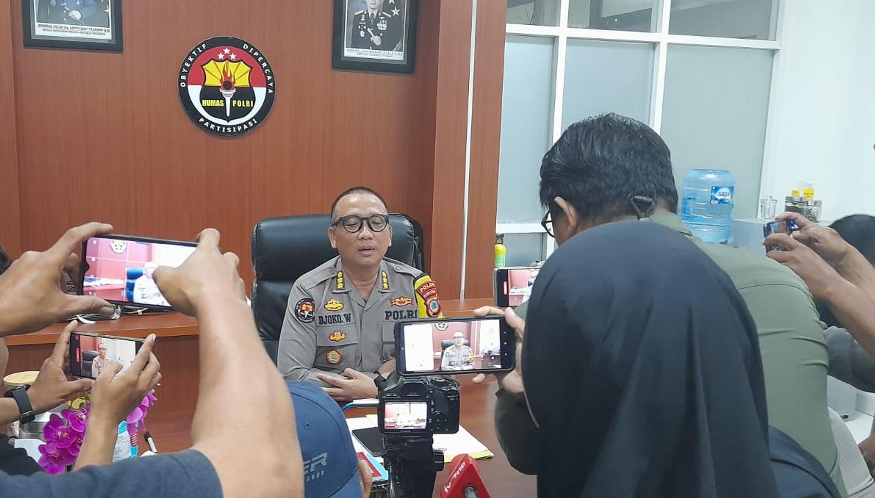 Kabid Humas Polda Sulawesi Tengah, Kombes Pol Djoko Wienartono saat konferensi Pers di ruang kerjanya di Mapolda Sulteng, Kota Palu, Selasa (26/12). Foto Dok : Humas Polda Sulteng