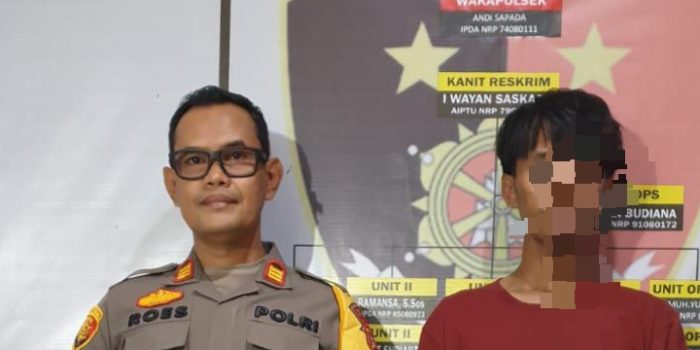 Kapolsek Palu Barat, AKP Rustang SH MH, disampingnya tersangka dan barang bukti sebuah parang. Foto : Istimewa