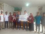Penyerahan bantuan secara simbolis oleh pihak Perum Bulog melalui Program TJSL berupa bantuan Bulog Peduli Air Bersih ke Desa Bora, Kecamatan Sigi Kota, Kabupaten Sigi, diterima Kades Bora. Foto :Istimewa