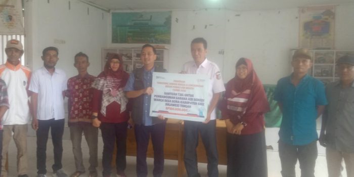 Penyerahan bantuan secara simbolis oleh pihak Perum Bulog melalui Program TJSL berupa bantuan Bulog Peduli Air Bersih ke Desa Bora, Kecamatan Sigi Kota, Kabupaten Sigi, diterima Kades Bora. Foto :Istimewa