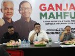 Rio Dondokambey Ketua TPD Ganjar-Mahfud sedang memimpin rapat bersama penggurus lainnya.