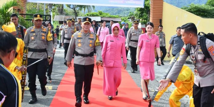 Kapolda Irjen Pol. Agus Nugroho pada kunjungan keduanya ke Polres Touna bersama Ketua Daerah Bhayangkari Sulteng Ibu Fera Agus Nugroho. Foto : Istimewa