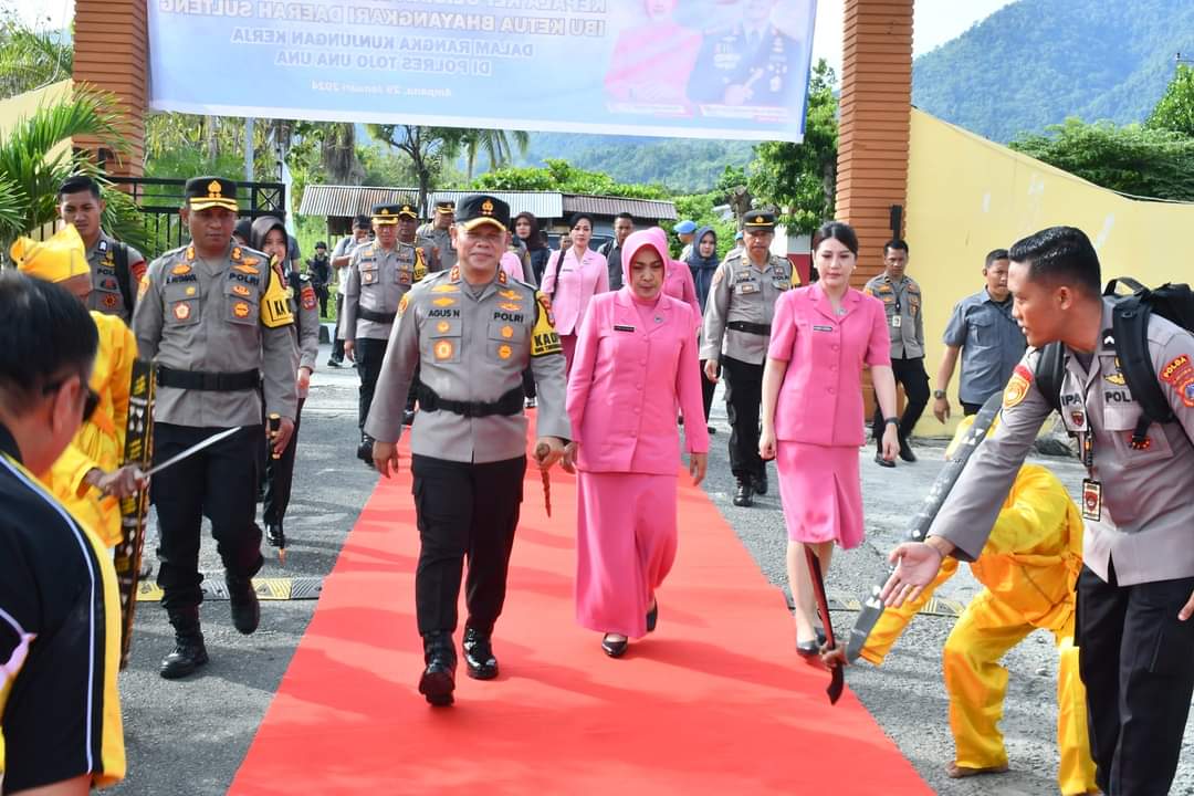 Kapolda Irjen Pol. Agus Nugroho pada kunjungan keduanya ke Polres Touna bersama Ketua Daerah Bhayangkari Sulteng Ibu Fera Agus Nugroho. Foto : Istimewa