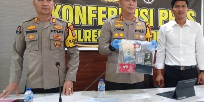 Kapolres Parigi Moutong AKBP Jovan Reagan Sumual saat menggelar jumpa pers di Polsek Parimo, Senin (22/1/2024). Foto : istimewa