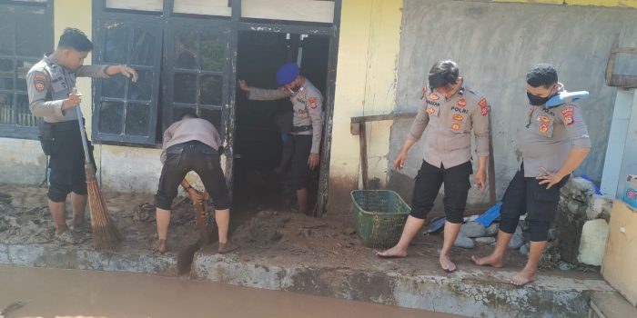 Pasca Banjir di Tojo Una-una, Personel Polres Touna dan Warga bersihkan lumpur. Foto : istimewa