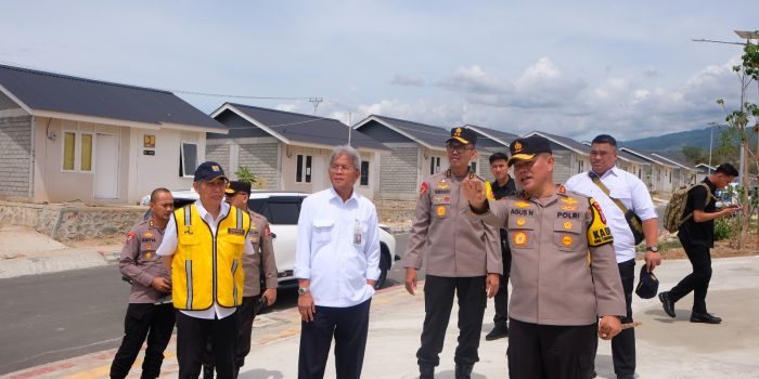Kapolda Sulteng Irjen Pol Dr Agus Nugroho, Dampingi Asisten Operasi (Asops) Kapolri Irjen Pol Drs Verdianto I Bitticaca, M .Hum lihat Huntap. Foto :istimewa