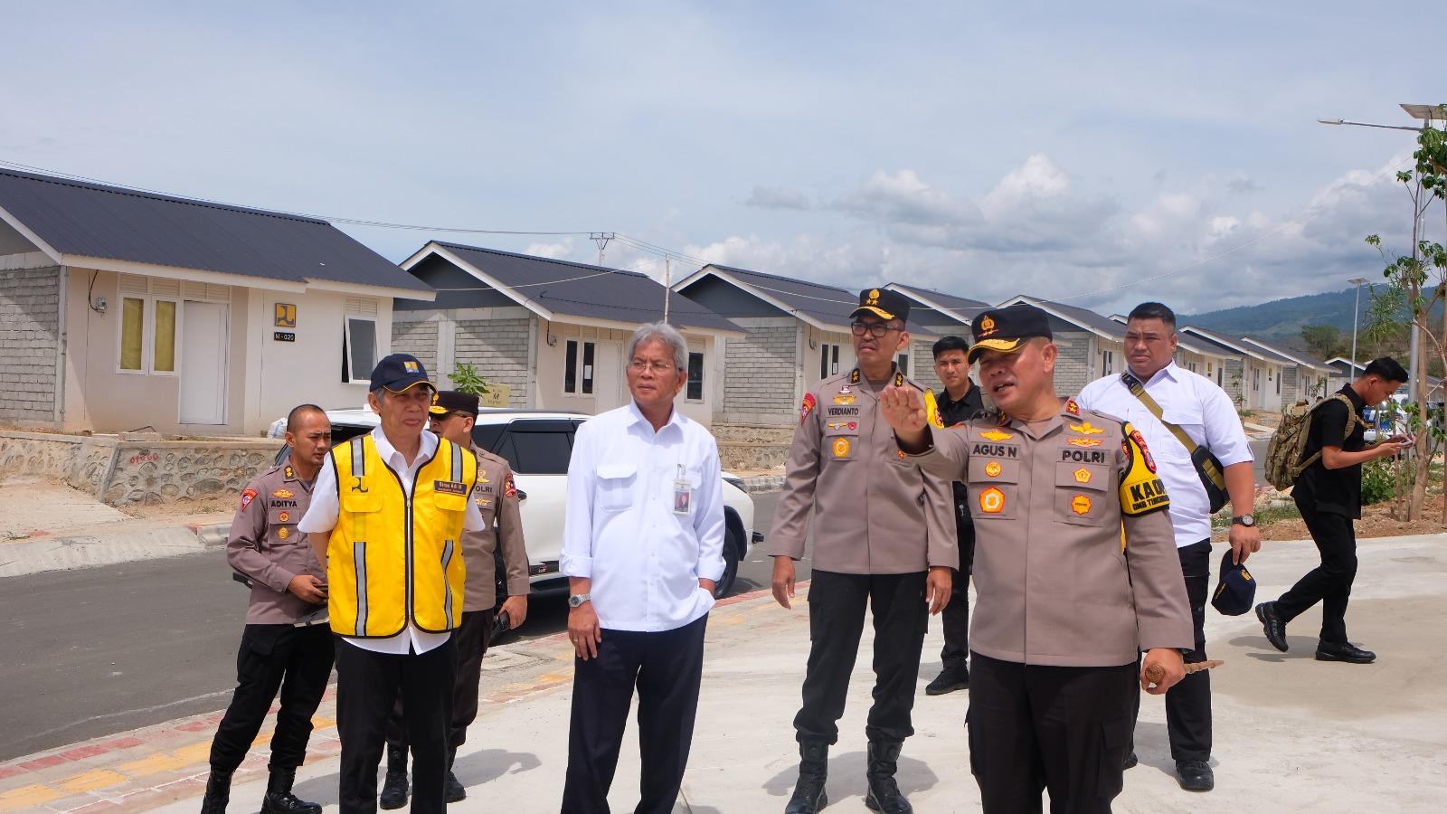 Kapolda Sulteng Irjen Pol Dr Agus Nugroho, Dampingi Asisten Operasi (Asops) Kapolri Irjen Pol Drs Verdianto I Bitticaca, M .Hum lihat Huntap. Foto :istimewa