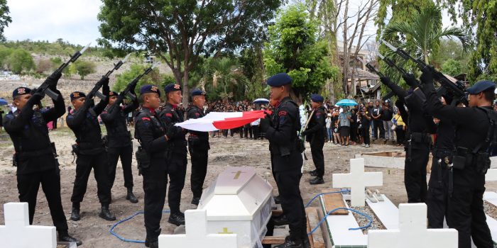 Polri Gelar Upacara Pemakaman Jenazah Putra Terbaik Korps Brimob Polri. Foto : Istimewa