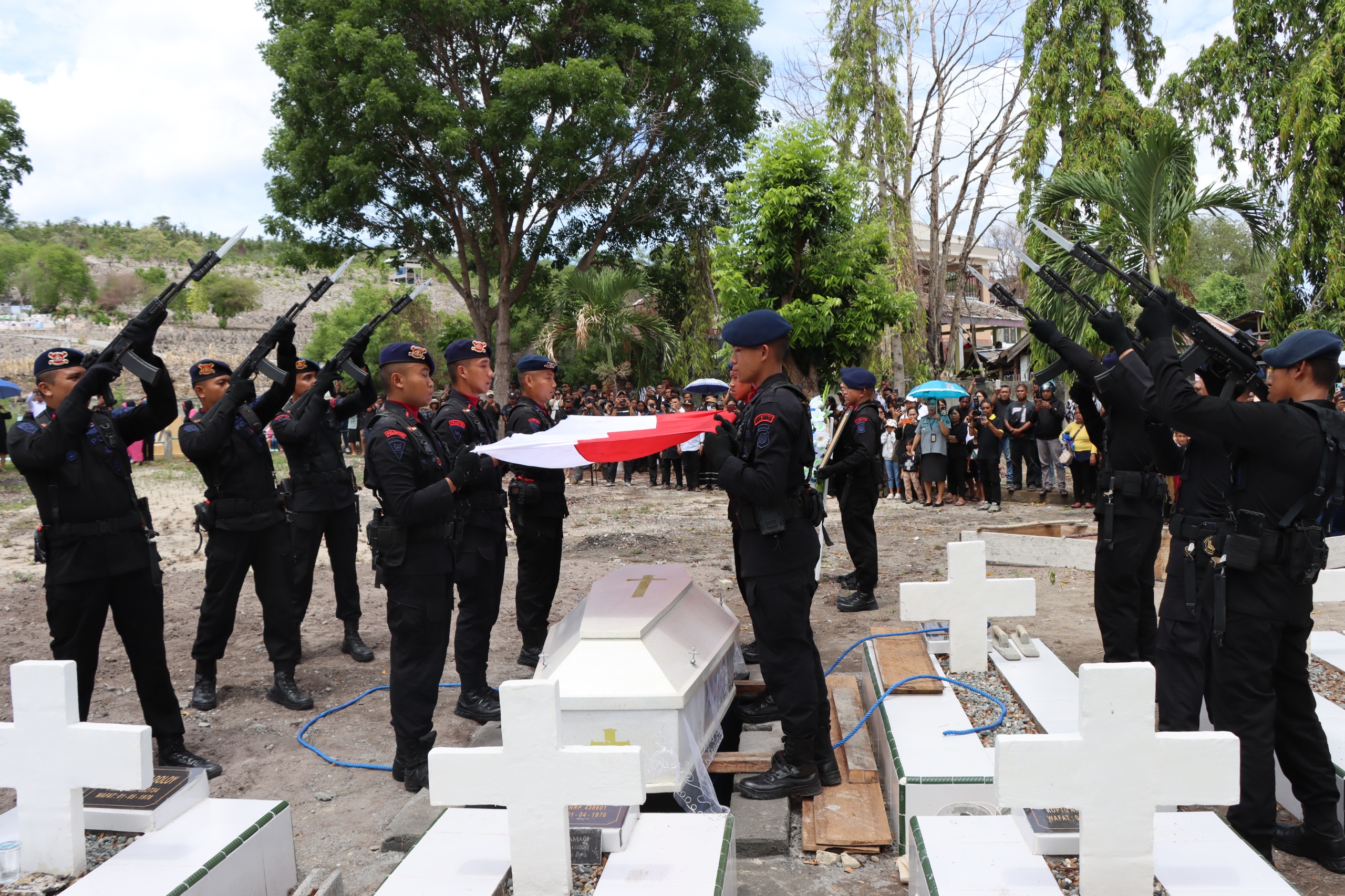 Polri Gelar Upacara Pemakaman Jenazah Putra Terbaik Korps Brimob Polri. Foto : Istimewa