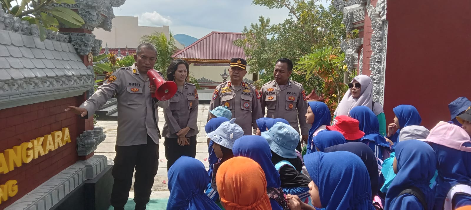siswa kelas II Sekolah Dasar Islam Terpadu (SDIT) Al Fahmi Palu didampingi 15 orang guru melakukan kunjungan belajar ke Polda Sulteng, Jumat (26/1/2024). Foto : IStimewa