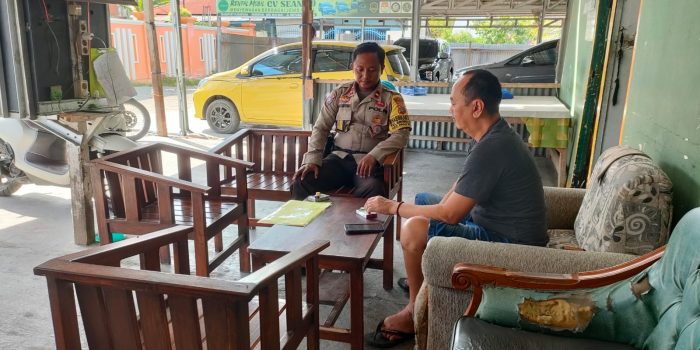 Bhabinkamtibmas Birobuli Utara Aipda Imam Kudroi melakukan patroli di beberapa rental di kawasan Birobuli Utara.. Foto : istimewa