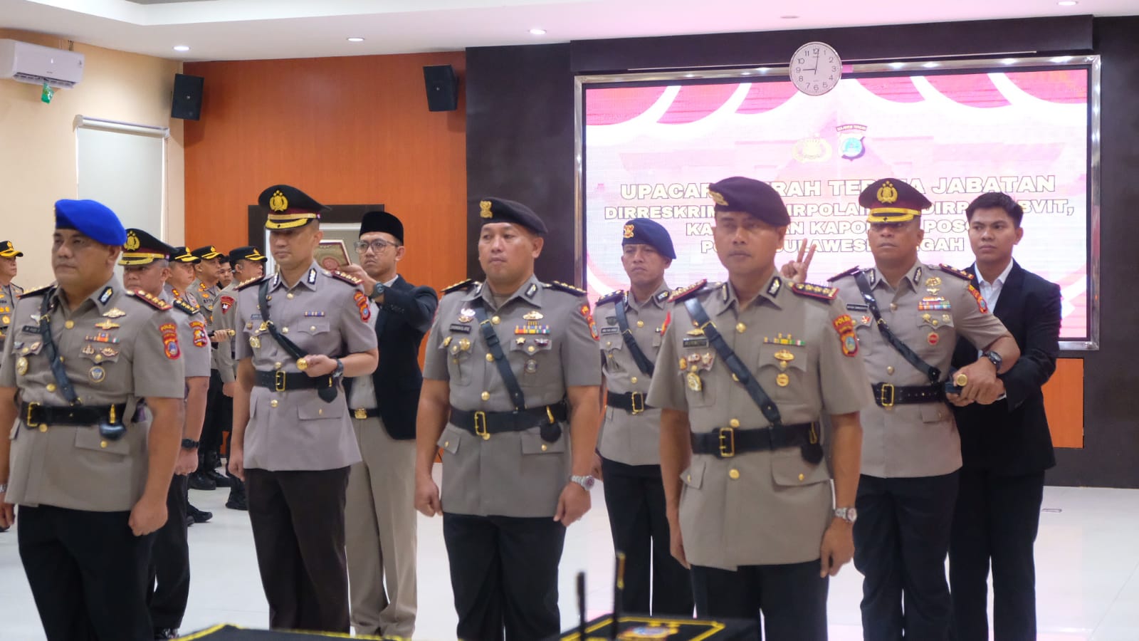 Kapolda Pimpin Sertijab Kapolres Poso Bersama 6 Pejabat Utama Polda. Foto : Istimewah