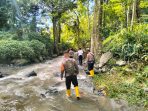 Tim SAR saat melakukan pencarian korban terseret arus di pemandian Air Terjun Wera Kab. Sigi Sulteng