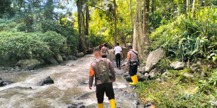 Tim SAR saat melakukan pencarian korban terseret arus di pemandian Air Terjun Wera Kab. Sigi Sulteng