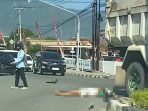 Seorang pensiunan PNS tewas setelah terlindas dump truck Mercedes Benz, di Kota Palu.