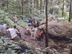 Para petugas mengawal logistik pemilu menyisiri hutan dan sungai.