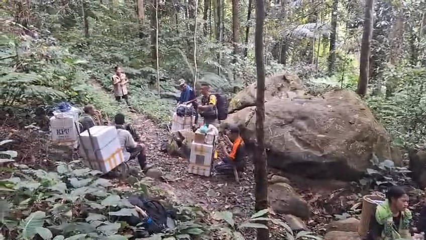Para petugas mengawal logistik pemilu menyisiri hutan dan sungai.