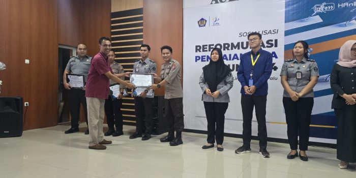KPPN Palu Berikan Penghargaan kepada Bidhumas Polda Sulteng