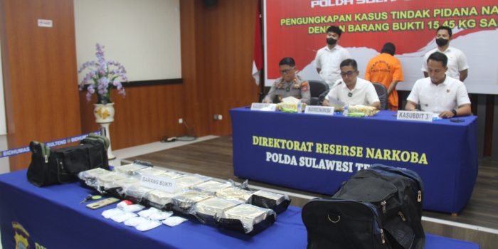 Kasubid Humas dan Humas Sulteng. Polda, Kompol Sugeng Lestari, saat mendampingi Wakil Direktur Narkoba AKBP P. Sembiring dan Kasubdit III Ditresnarkoba Kompol Raden Real Mahendra. dalam jumpa pers, Rabu (15/5/2024)