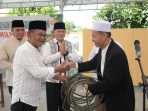 Gubernur Sulteng bersama Kapolda dan Danrem 132/Tadulako usai sholat Idul Adha menyerahkan hewan kurban