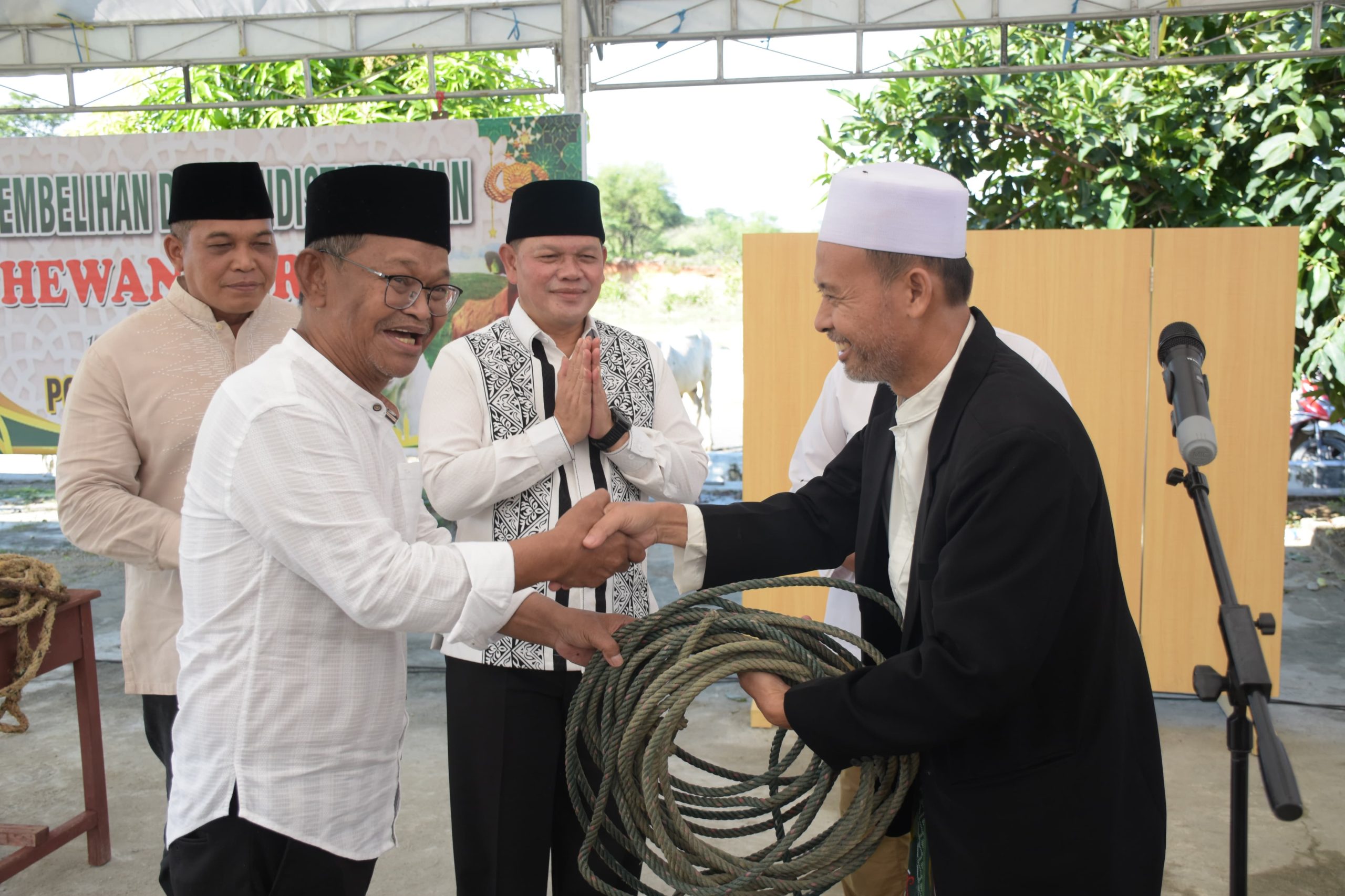 Gubernur Sulteng bersama Kapolda dan Danrem 132/Tadulako usai sholat Idul Adha menyerahkan hewan kurban