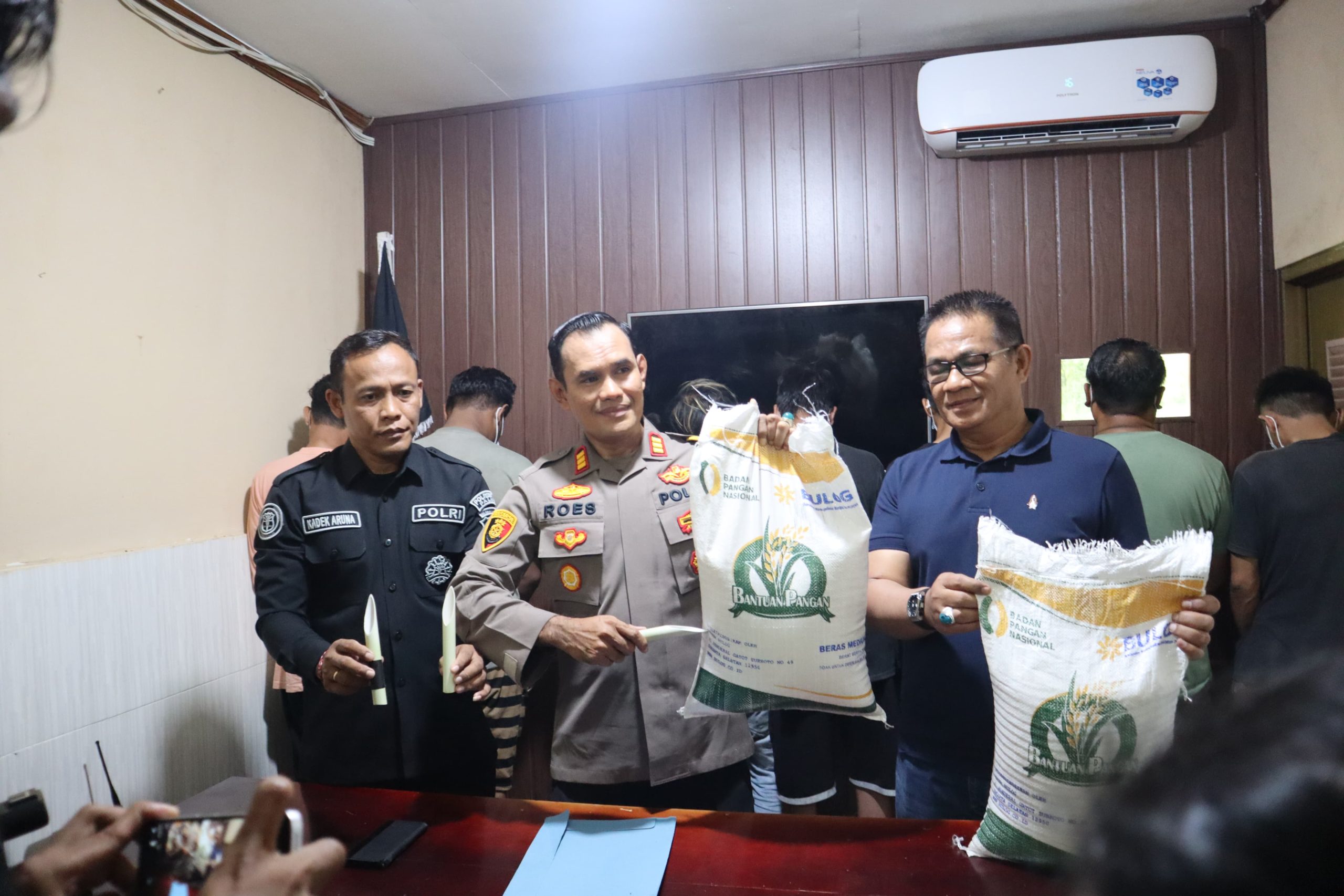 Kapolsek Palu Barat AKP Rustang bersama Kasubsi PIDM Humas Polresta Palu, Aiptu I Kadek Aruna dan Kepala Wilayah Perum Bulog Provinsi Sulawesi Tengah (Sulteng), Heriswan