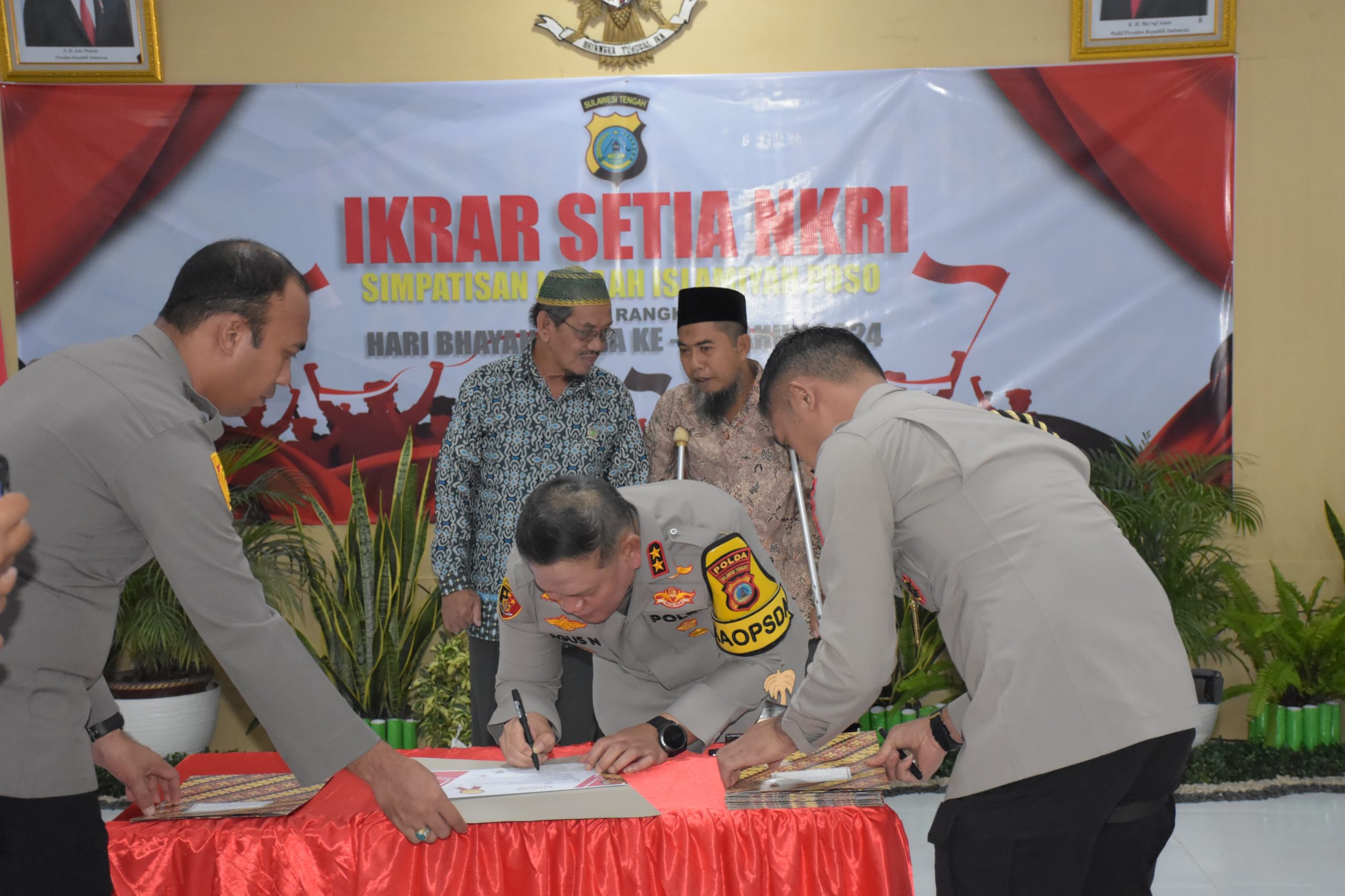 Ikrar JI kembali ke NKRI disaksikan langsung Kapolda Sulteng, Irjen Pol. Dr Agus Nugroho bersama Bupati Poso Bupati Poso Dr Verna G.M Inkiriwang