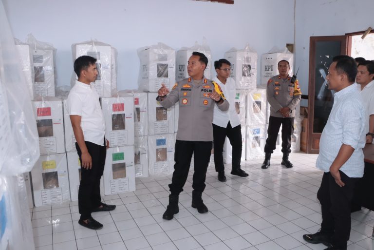 Disambut Ketua KPU, Kapolres Kotamobagu Tinjau Gudang Logistik Pemilukada 2024
