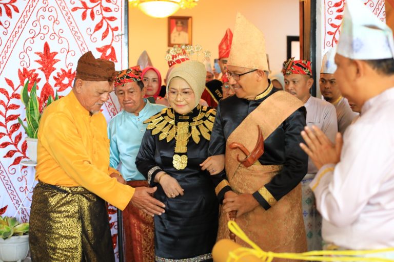 Mantan Pj. Wali Kota Asripan Nani dan Keluarga Ikuti Prosesi Adat Poponagan Kon Komalig Moloben