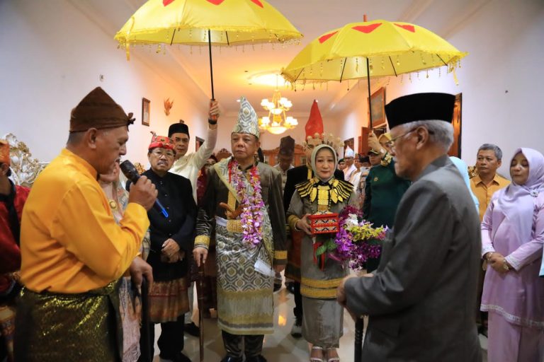 Abdullah Mokoginta dan Keluarga Ikuti Prosesi Adat Poponikan Kon Komalig Moloben