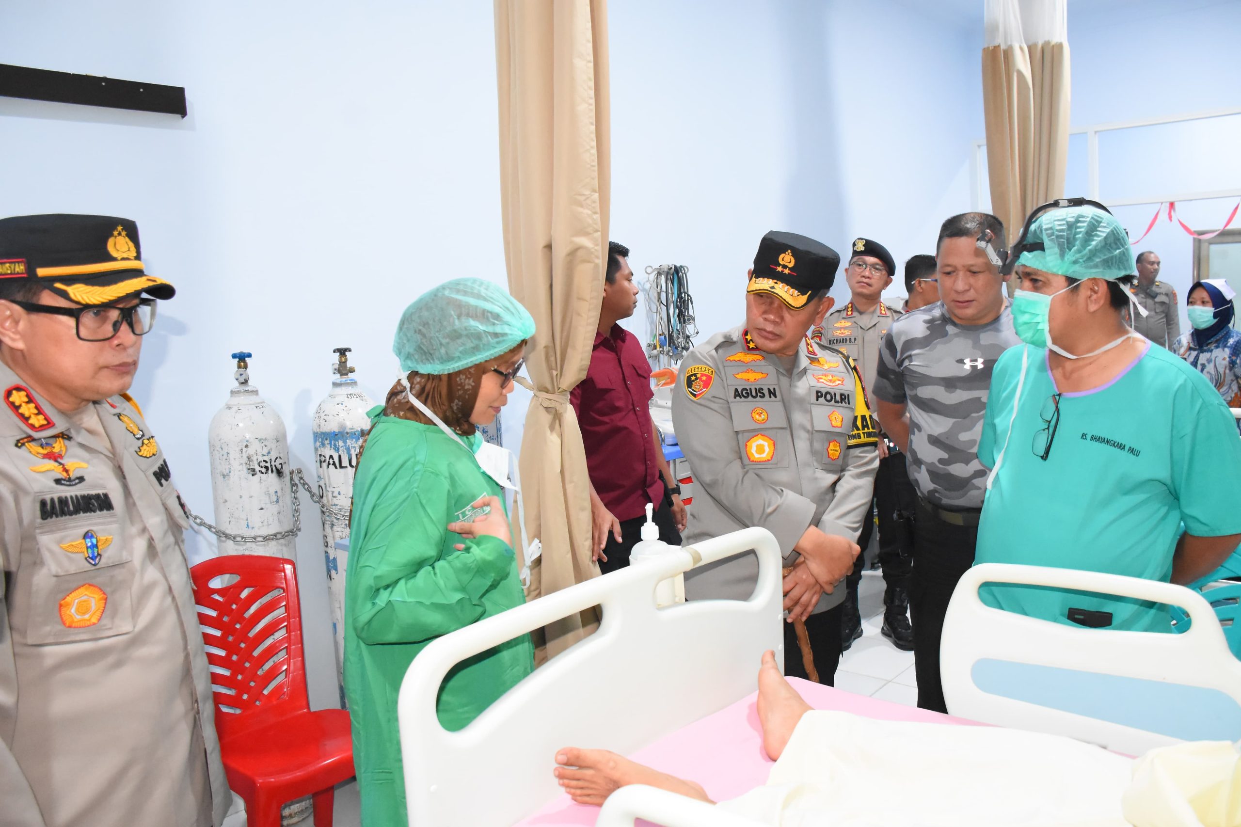 Kapolda Jenguk Para Korban di RS Bhayangkara Palu