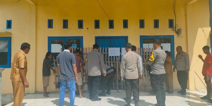 Polisi Buka Kantor Desa yang Disegel Warga
