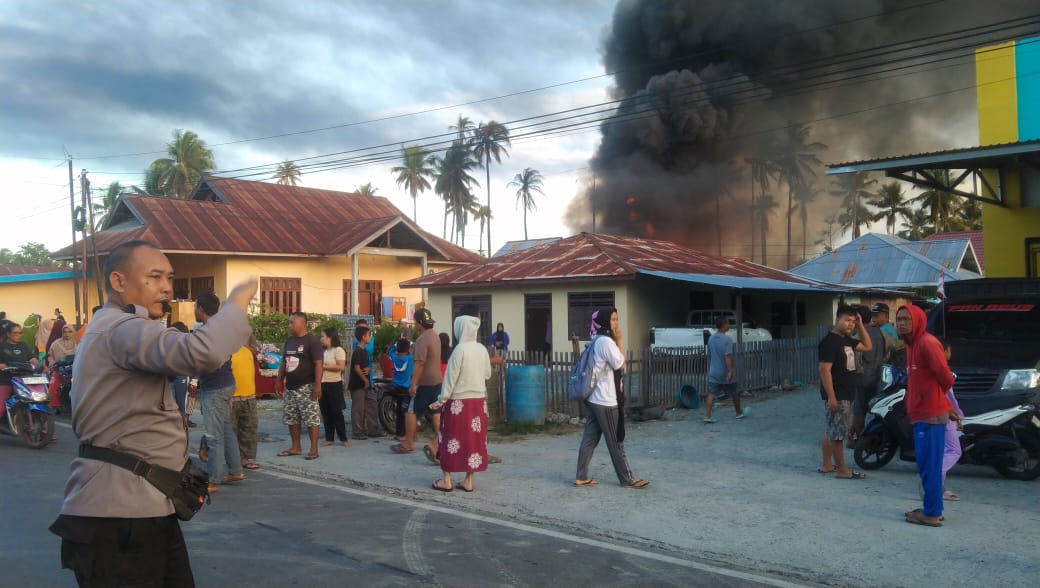 Akibat kelalaian mobil pick up Suzuk Carry dan rumah warga terbakar di Tojo Unauna