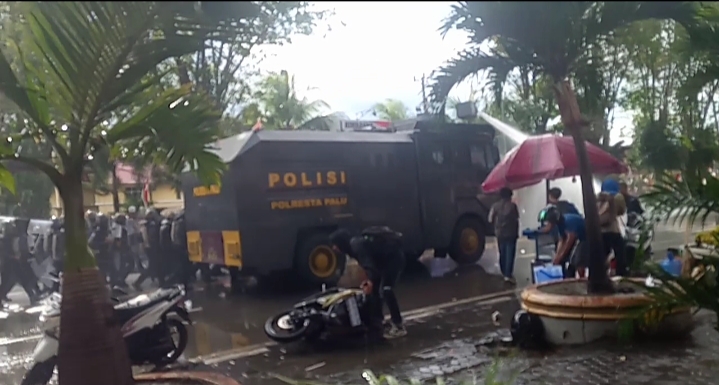 AKSI KAWALPUTUSAN MK OLEH MAHASISWA DI SULTENG RICUH, ADA 9 KORBAN