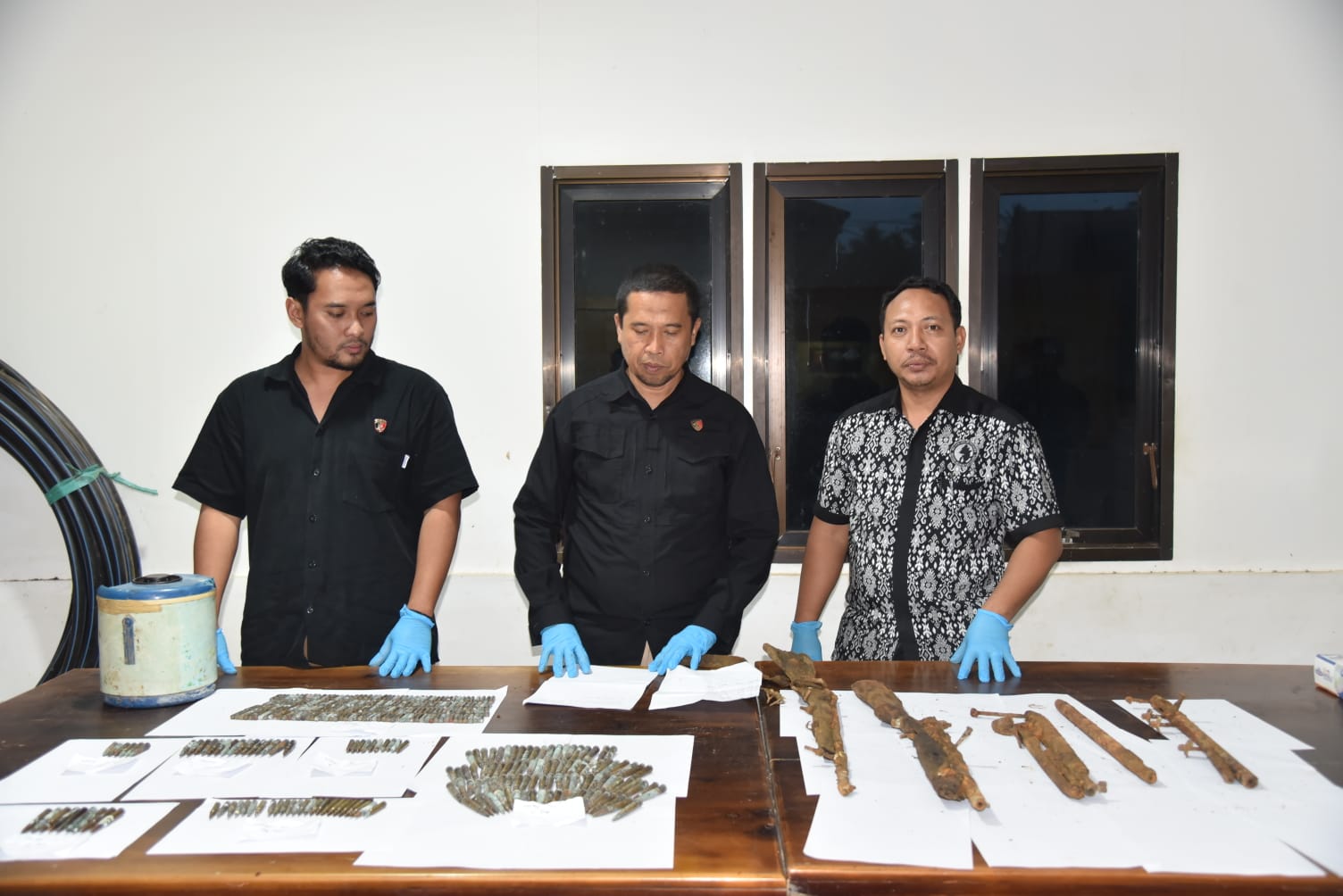 Kami menyita 3 pucuk senjata api laras panjang, dan 2 pucuk laras yang diduga laras senjata api, semuanya sudah berkarat (rusak)