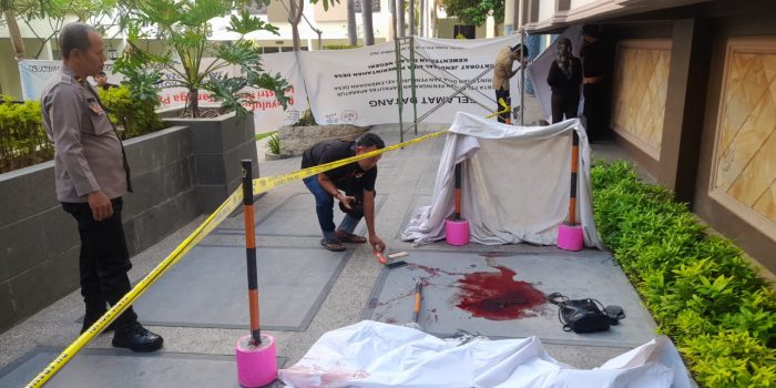 Korban Seorang Wanita terjatuh dari lantai atas hotel di Kota Palu. (Suarasulut/Hum Polresta Palu)