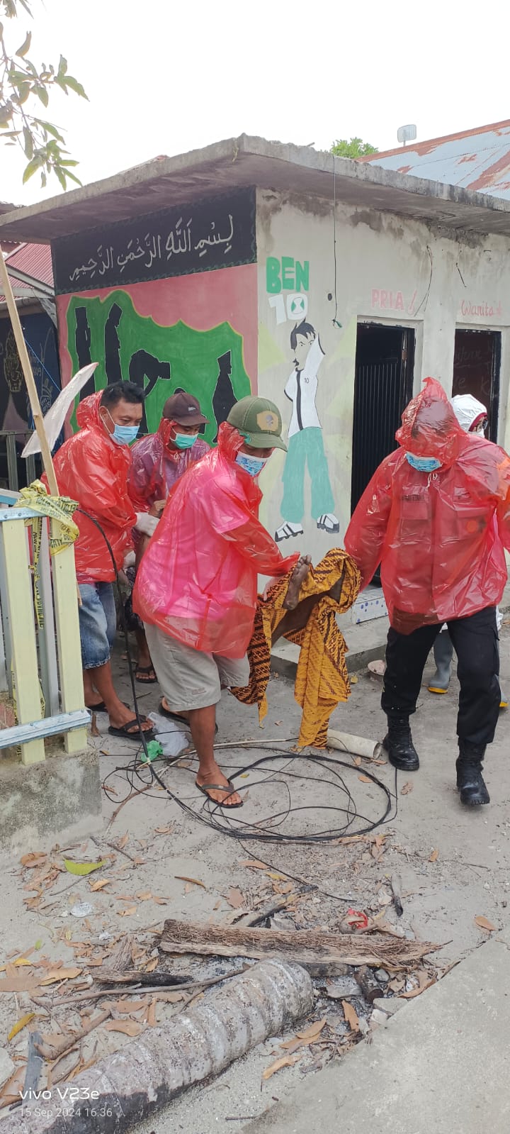 Polres Parigi Mountong evakuasi mayat korban Dul, diduga sakit diabetes. Suarasulut.com/dok Hum Polres Parimo