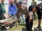 Kepala Bagian Operasi (Kaops) Madago Raya Kombes Pol. Boy F.S Samola. saat melakukan aksi sosial beda rumah Warga Miskin di Sigi lalu serahkan Kursi Roda.Minggu (29/9/2024) (Suarasulut/Hms Polda Sulteng)