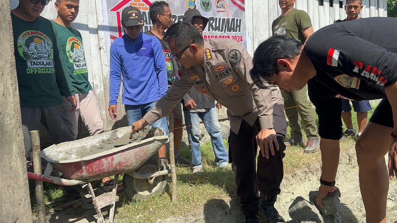 Kepala Bagian Operasi (Kaops) Madago Raya Kombes Pol. Boy F.S Samola. saat melakukan aksi sosial beda rumah Warga Miskin di Sigi lalu serahkan Kursi Roda.Minggu (29/9/2024) (Suarasulut/Hms Polda Sulteng)