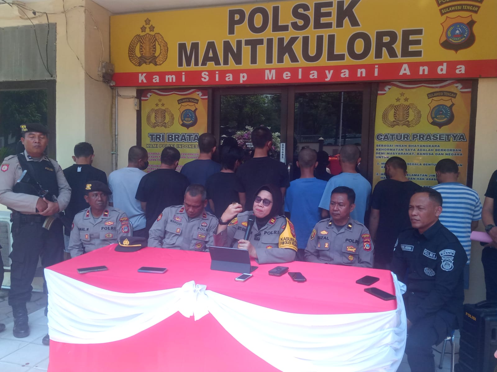 Polsek Matikulore gelar Konferensi Pers/ Jumpa Pers terkait penangkapan 11 Pencuri, Modusnya Beda, Ada yang Mengaku Pembeli Motor, di Kantor Polsek mantikulore. Kamis, (12/09/2024)