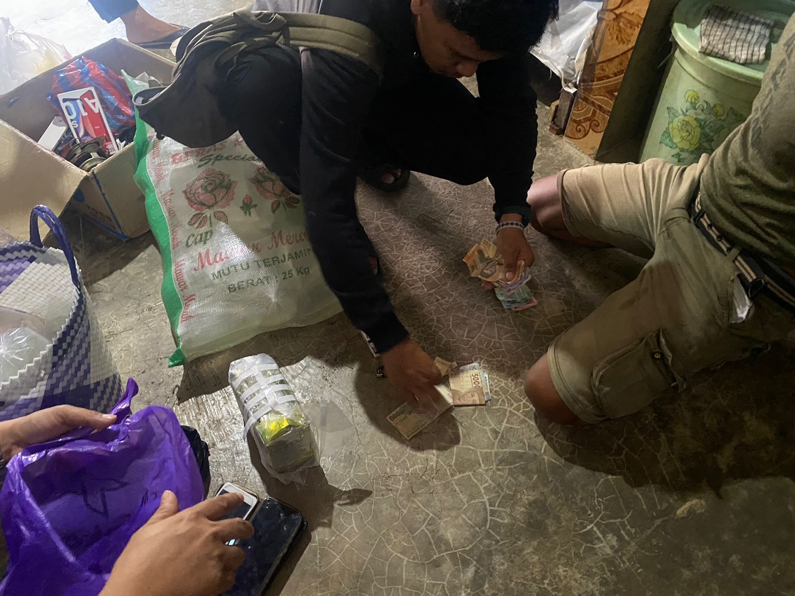 Direktorat Narkoba Polda Sulteng,tangkap Pengedar narkoba berinisial A (47), warga Desa Dalaka, Kecamatan Sindue, Kabupaten Donggala, Minggu (9/1/2024), di rumahnya. Suarasulut.com/RN