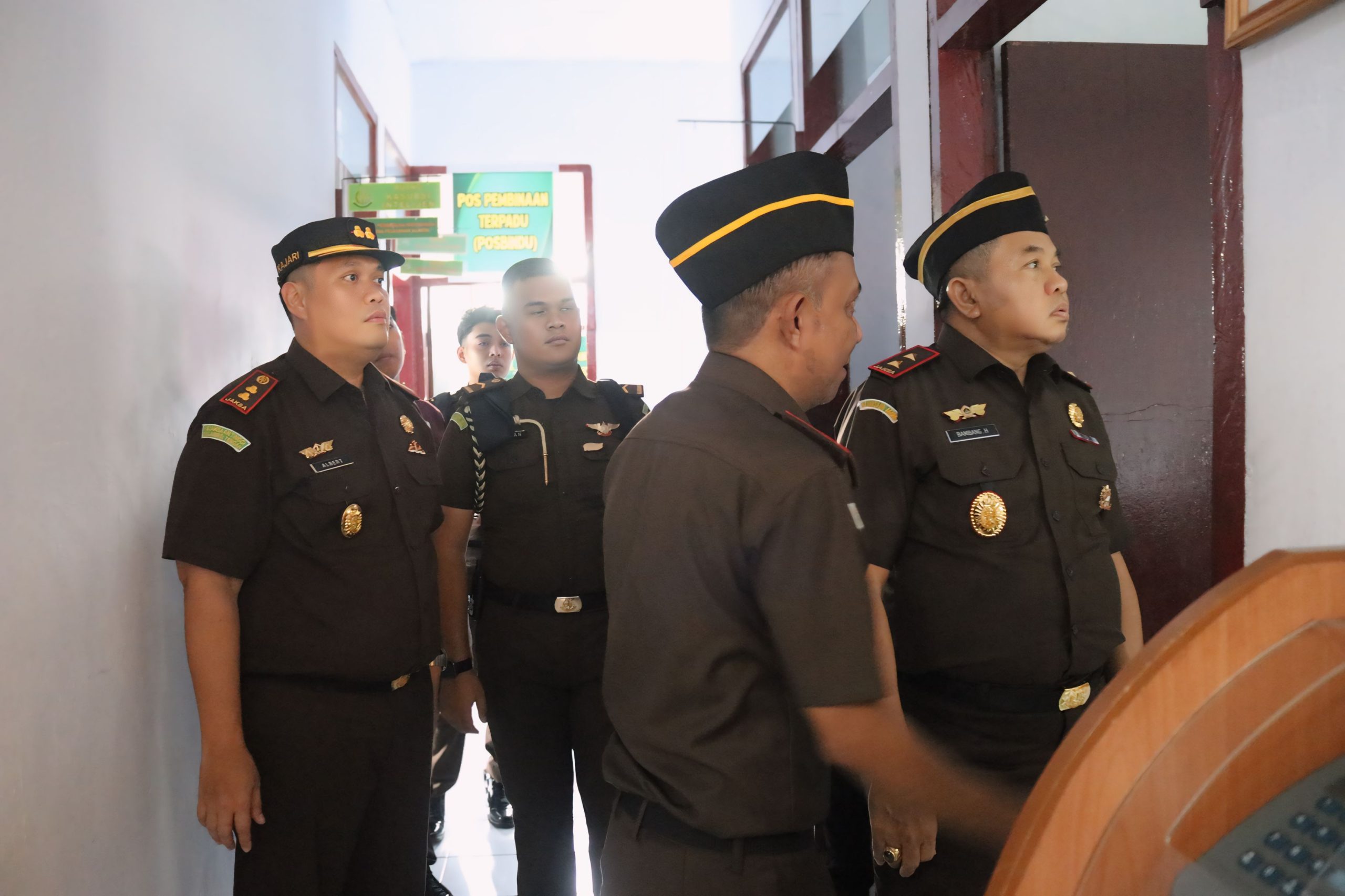 Kejati Dr. Bambang Hariyantomelakukan kunjungan kerja (Kunker) pada Senin, (7/10), di Kejari Tolitoli, dan dua Kacabjari.(Suarasulut.com/RN)