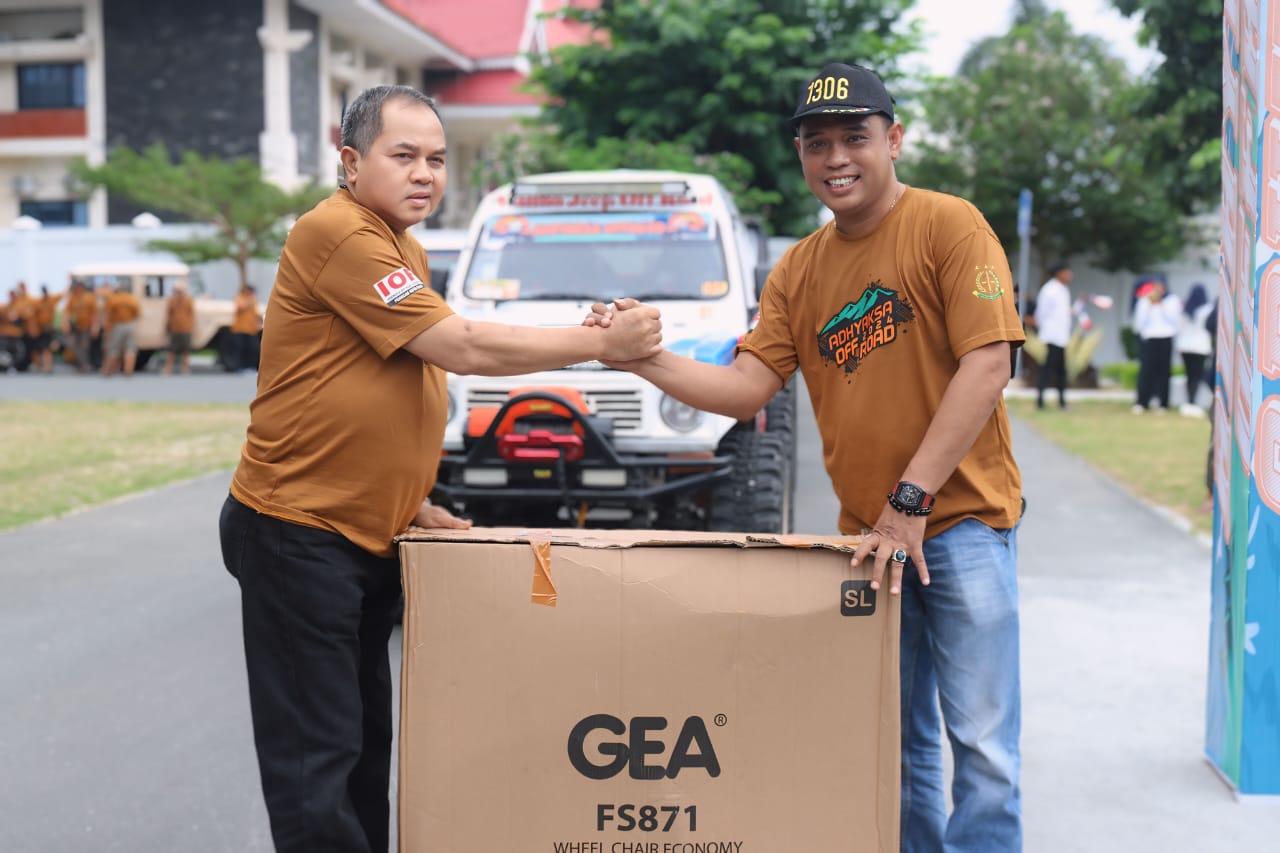 Kejati dan Peserta Kejati Sulteng melepas Fun Offroad Adhyaksa Berbagi 2024, ada pembagian Sembako dan Kursi Roda, Grend Prize Mobil Jimny. (Suarasulut.com/RN)