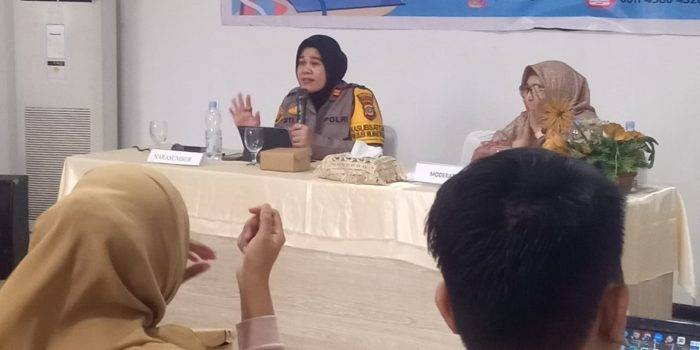 Kapolsek Mantikulore Iptu Siti Elminawati Hasibuan dan Kabid PHP dan PKA Diana Pattalao, S.Sos. MSi Narasumber di acara Kabid PHP dan PKA Diana Pattalao, S.Sos. MSi (Suarasulut.com/RN)