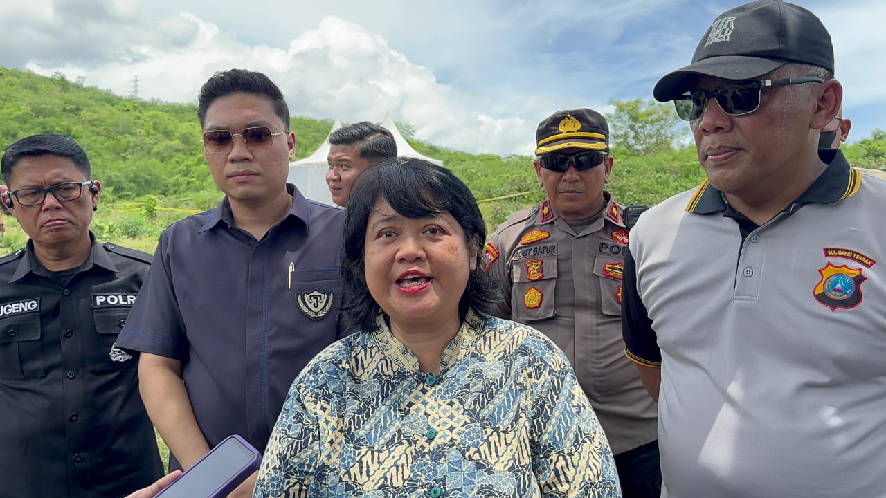 Kompolnas, Poengky Indarti bersama Kuasa Hukum Keluarga Almarhum Bayu Adhitywan, James Tonggiroh dan Direktur Reserse Kriminal Polda Sulawesi Tengah Kombes Parojahan Simanjuntak menghadiri ekshumasi (penggalian) jenazah mendiang Bayu Adhitywan, di Pemakaman Kel. Duyu, Kecamatan Tatanga, Jumat, 4 Oktober 2024. (Suarasulut.com/Hms Polda Sulteng)