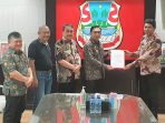 Pjs Walikota Manado Clay Dondokambey saat serahkan SK plh Camat